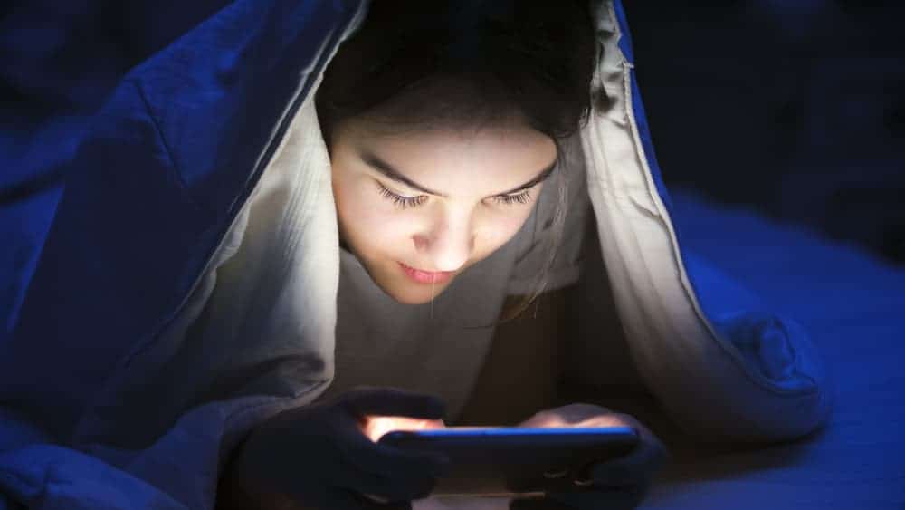social media addiction using phone in bed